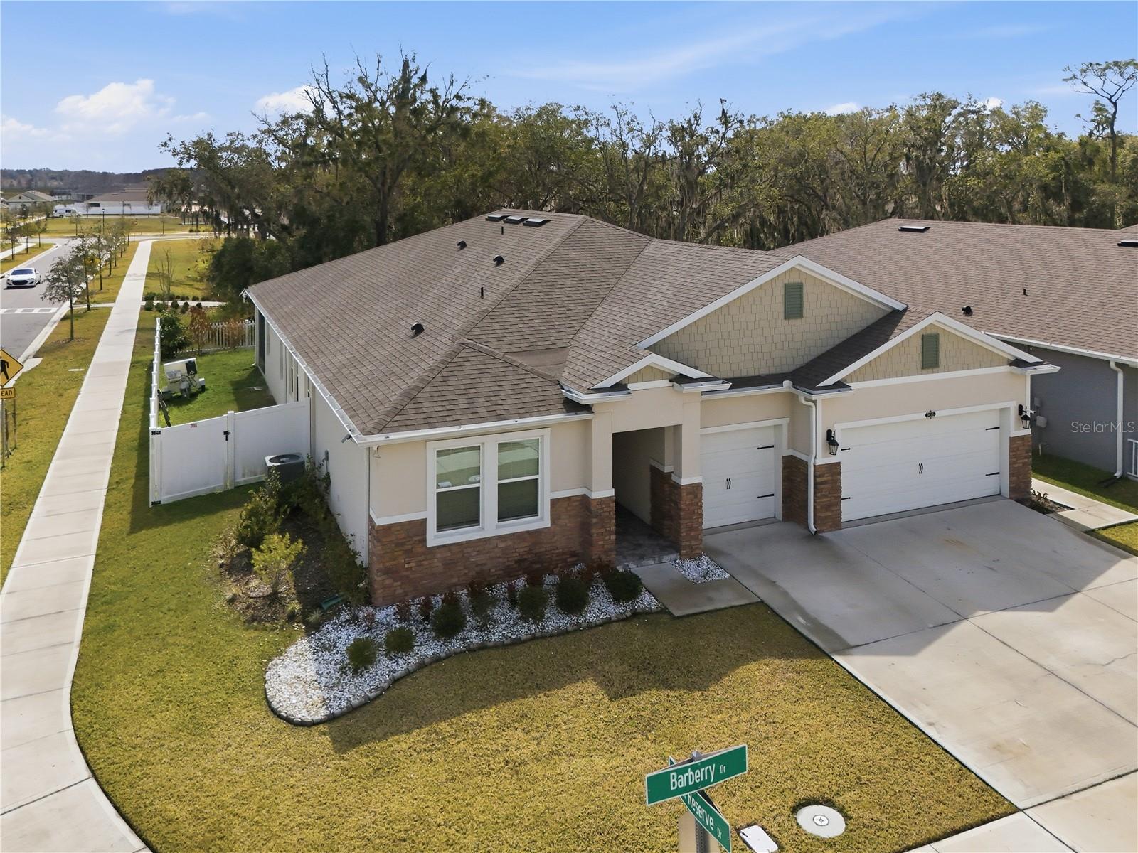 1636 BARBERRY DR photo 3