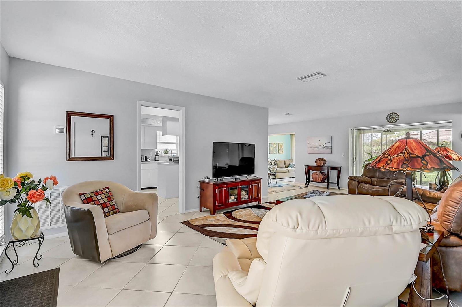 7128 W COUNTRY CLUB DR N photo 3