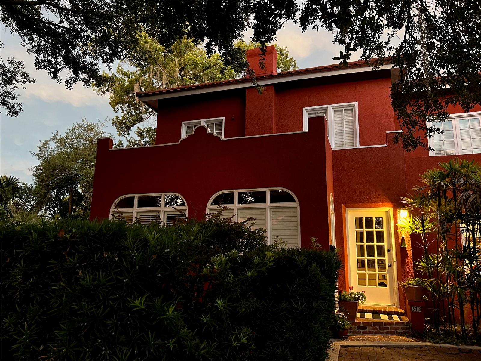 318 VITORIA AVE photo 2