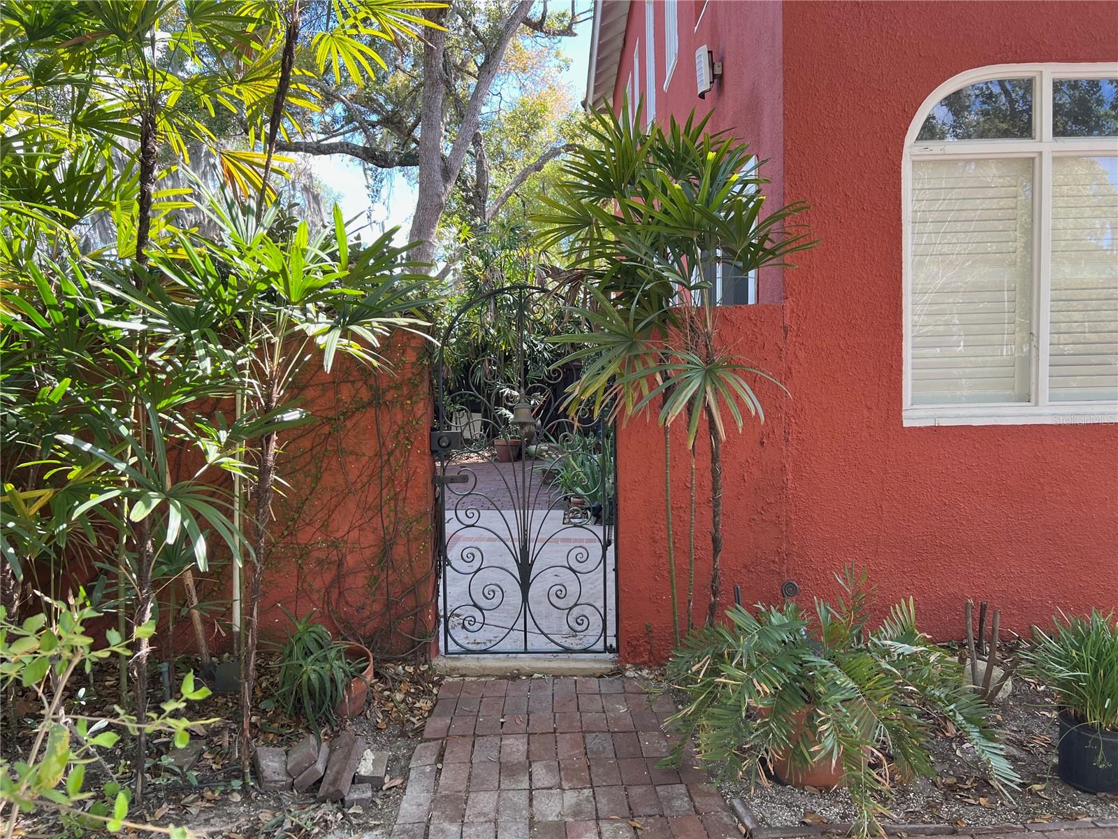 318 VITORIA AVE photo 4