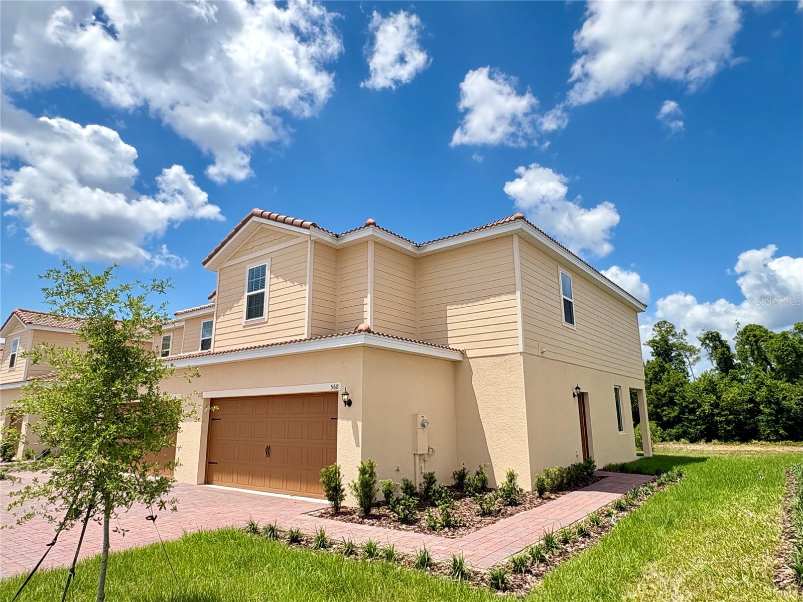 568 BAY LEAF DR photo 2