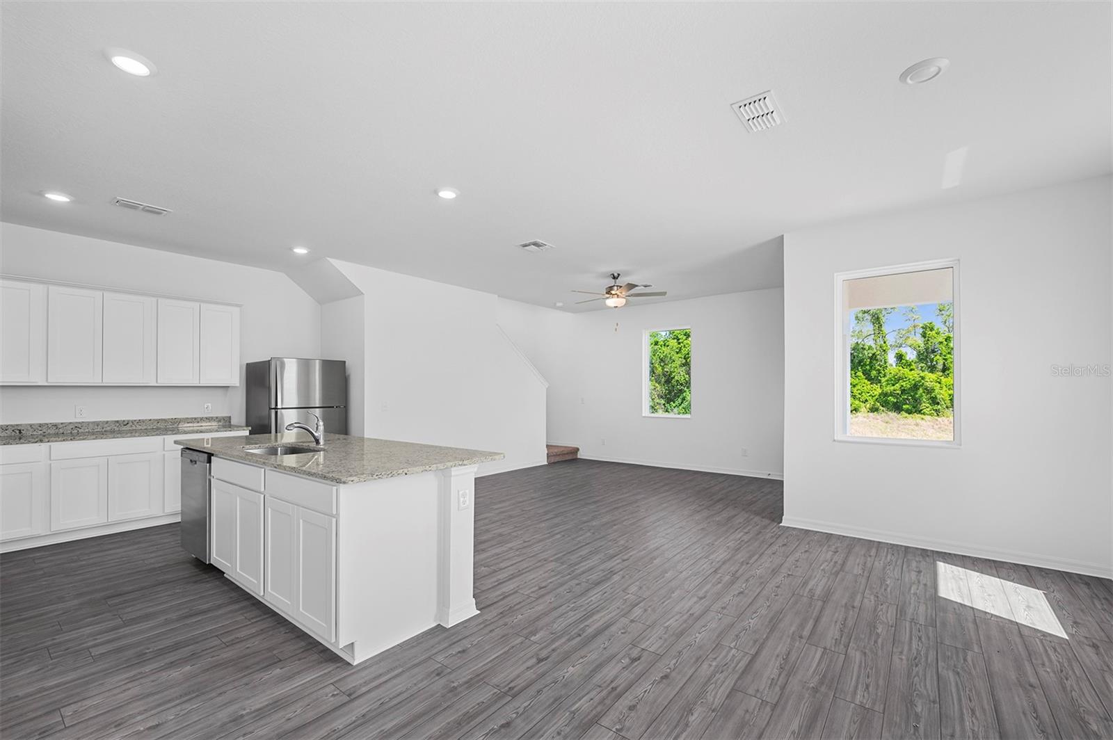 568 BAY LEAF DR photo 3