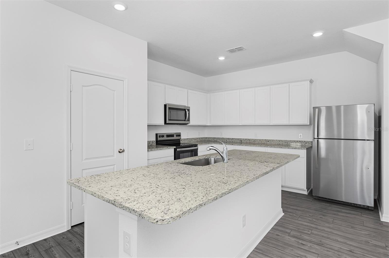 568 BAY LEAF DR photo 4