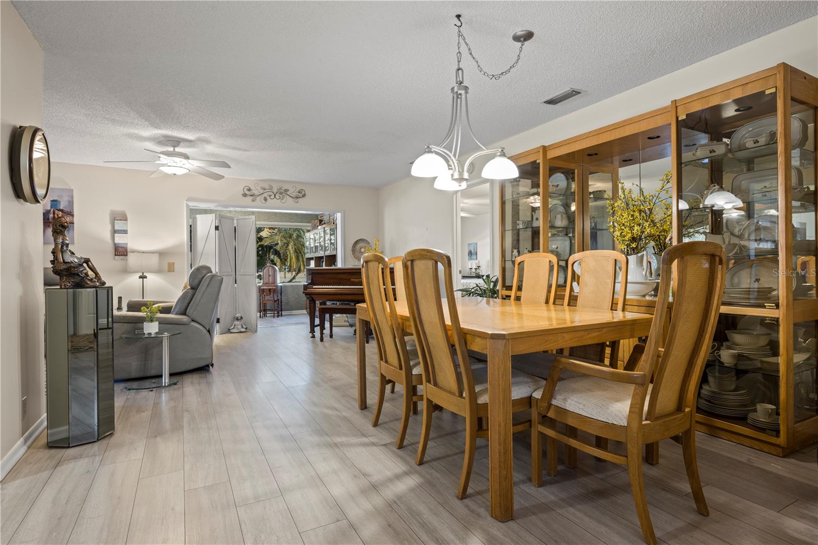 428 GLENEAGLES CT photo 3