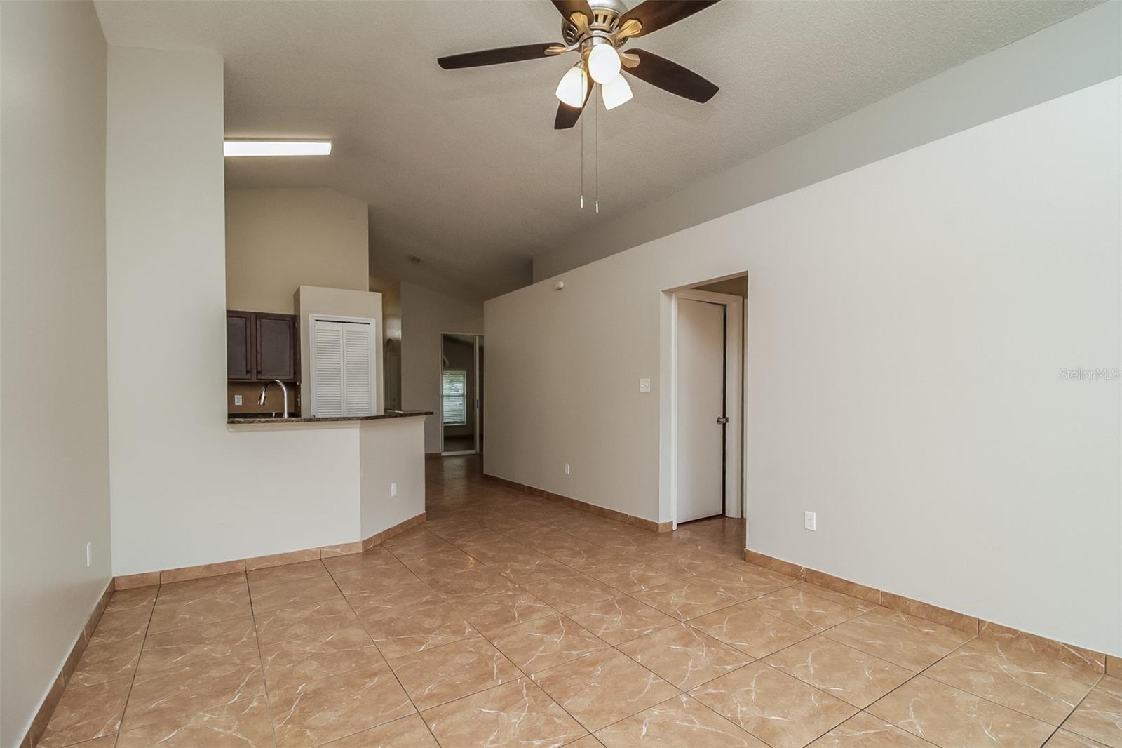 120 LAKEBREEZE CIR photo 4