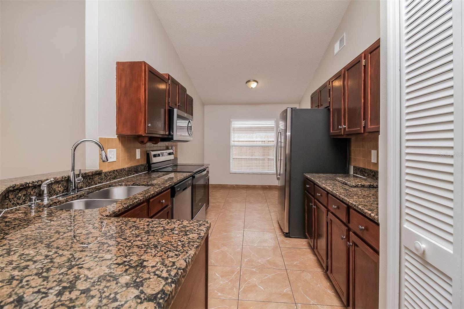 120 LAKEBREEZE CIR photo 5