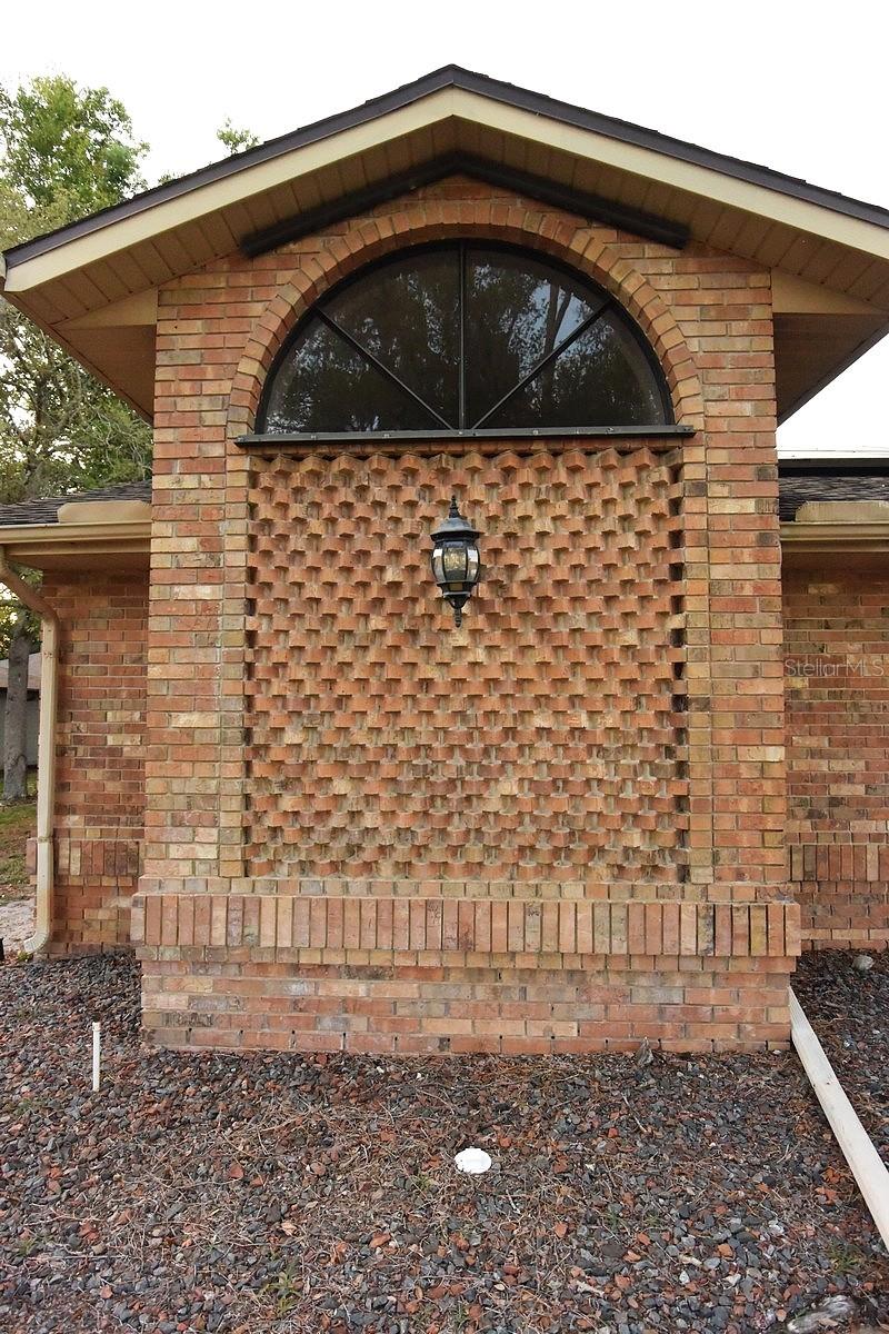 373 ORIANA DR photo 3