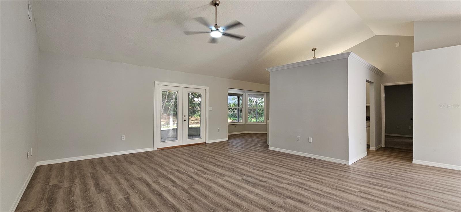 370 S COBBLE CT photo 4