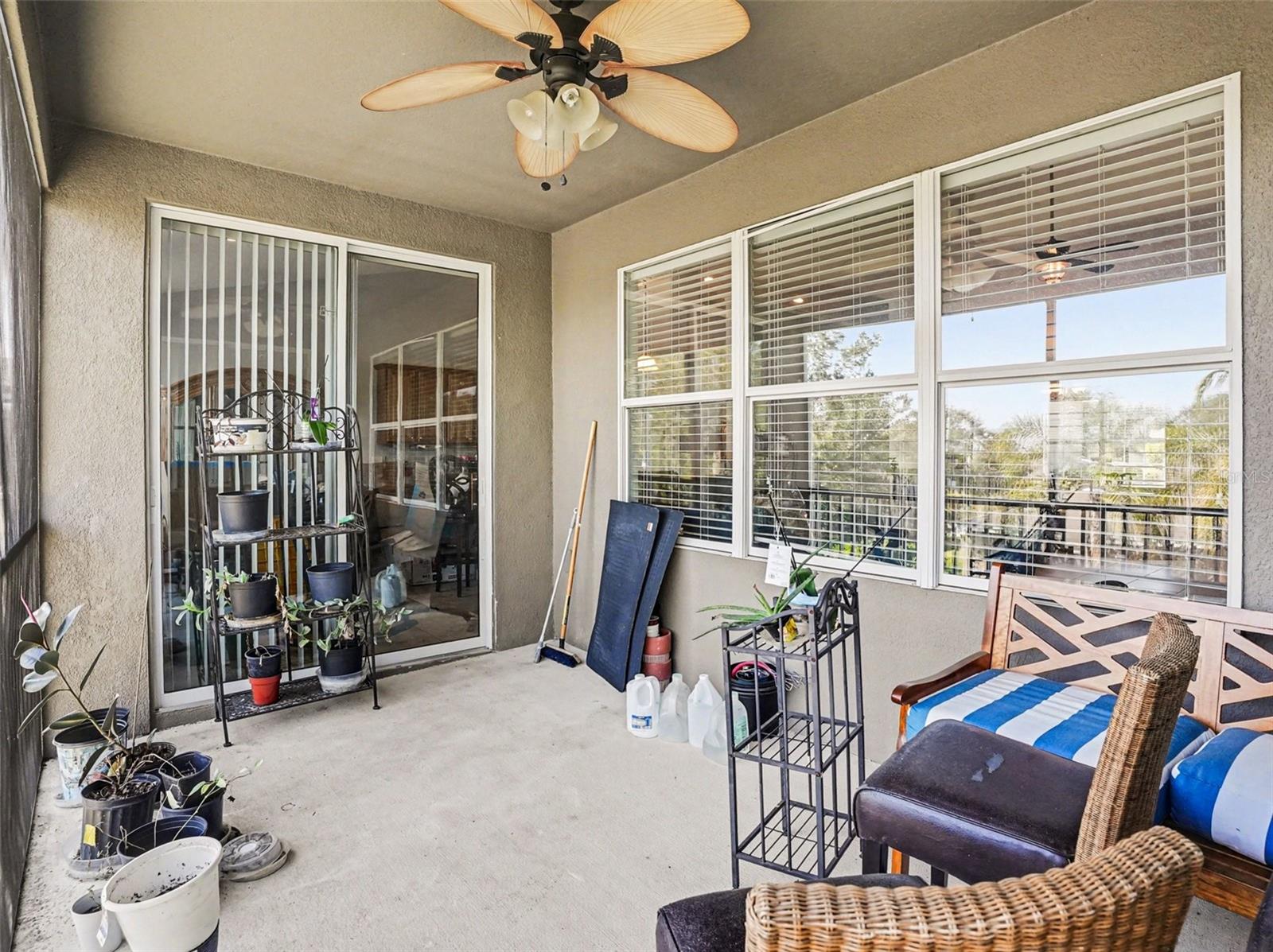 1042 HARMONY LN photo 3