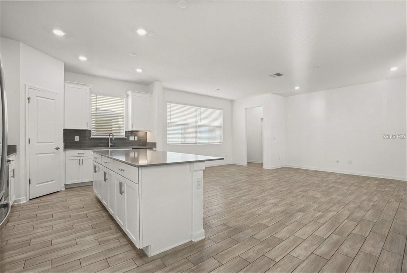 2999 ADDISON BLVD photo 3