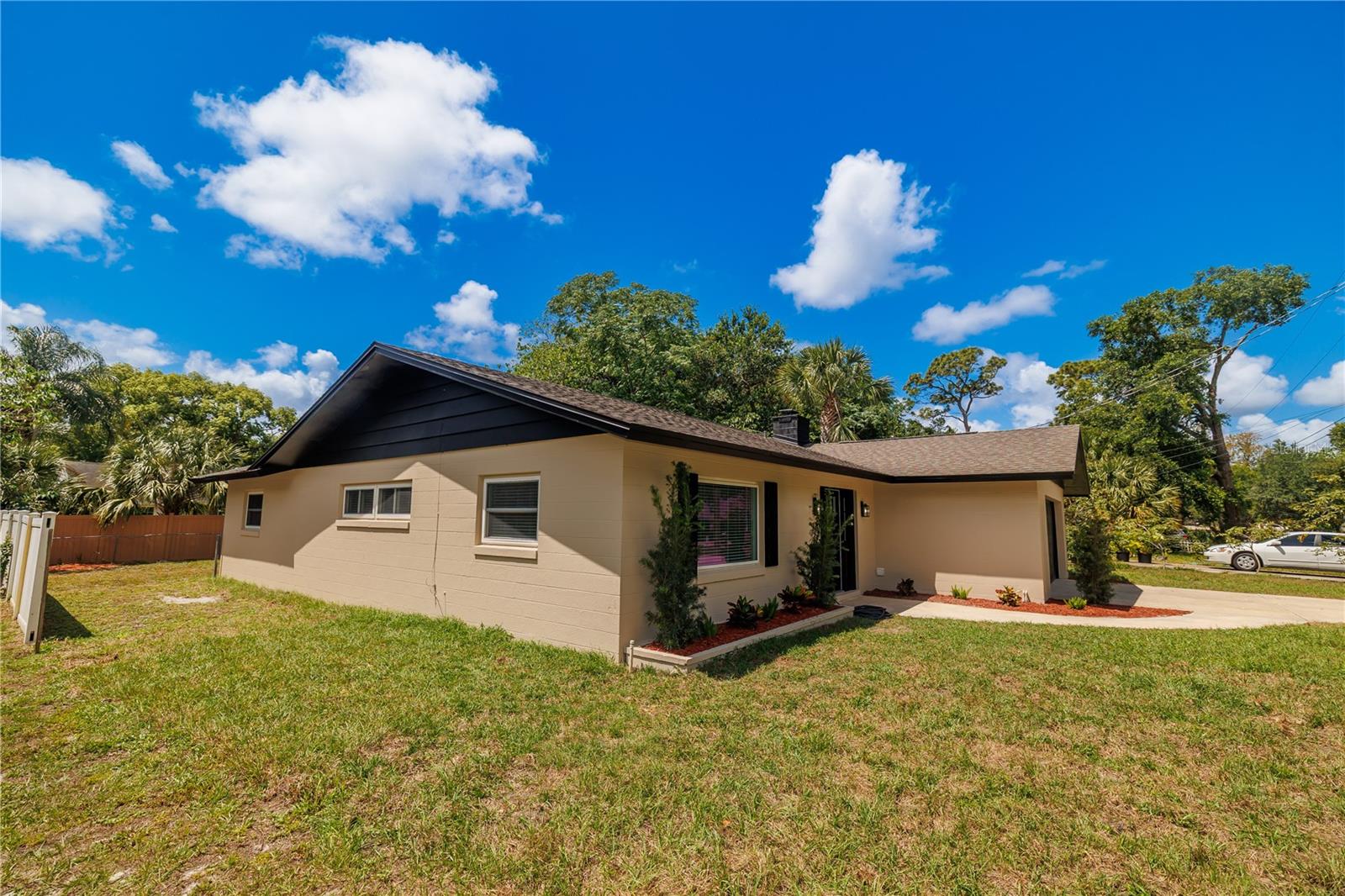 370 SULTANA LN photo 4