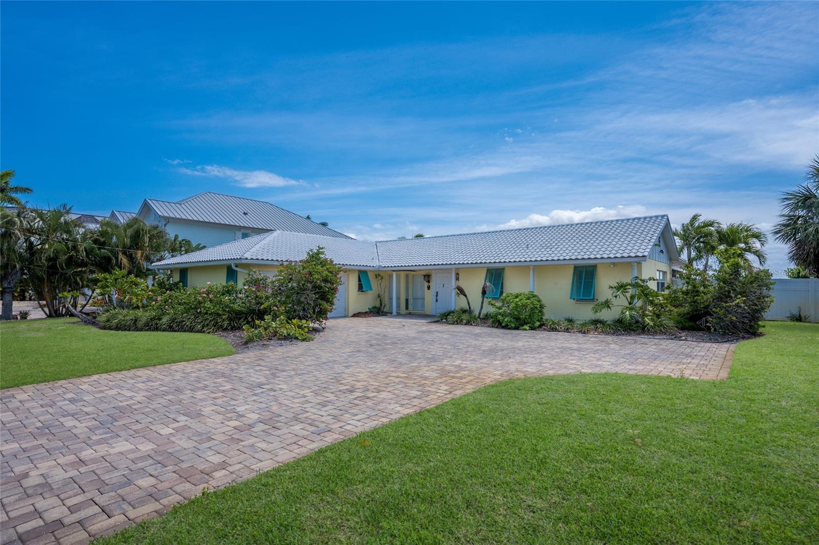 633 KEY ROYALE DR photo 2