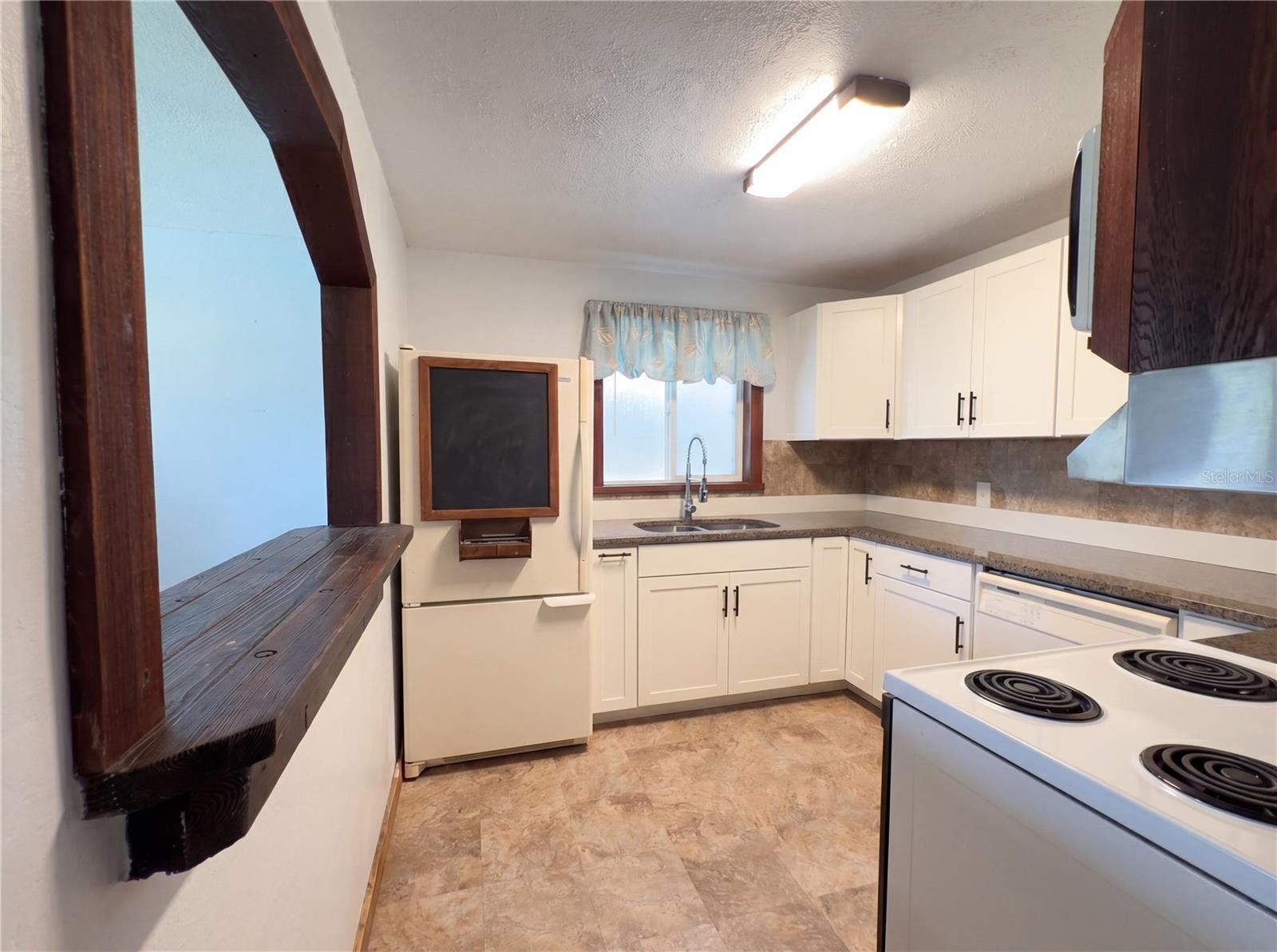 1385 BENDER AVE photo 2