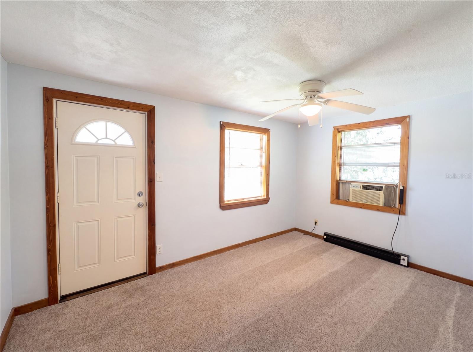 1385 BENDER AVE photo 3
