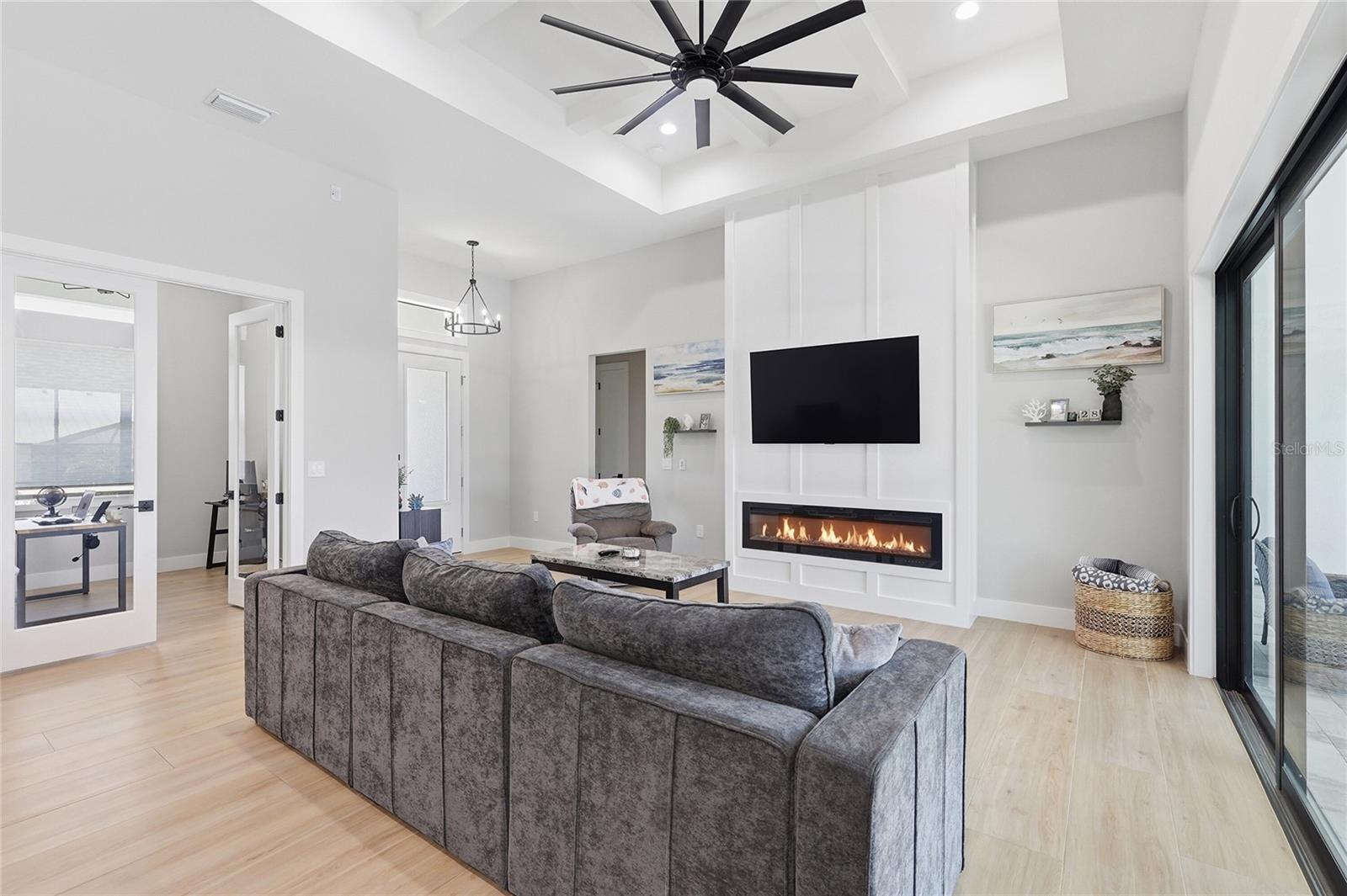 8105 ANTWERP CIR photo 4