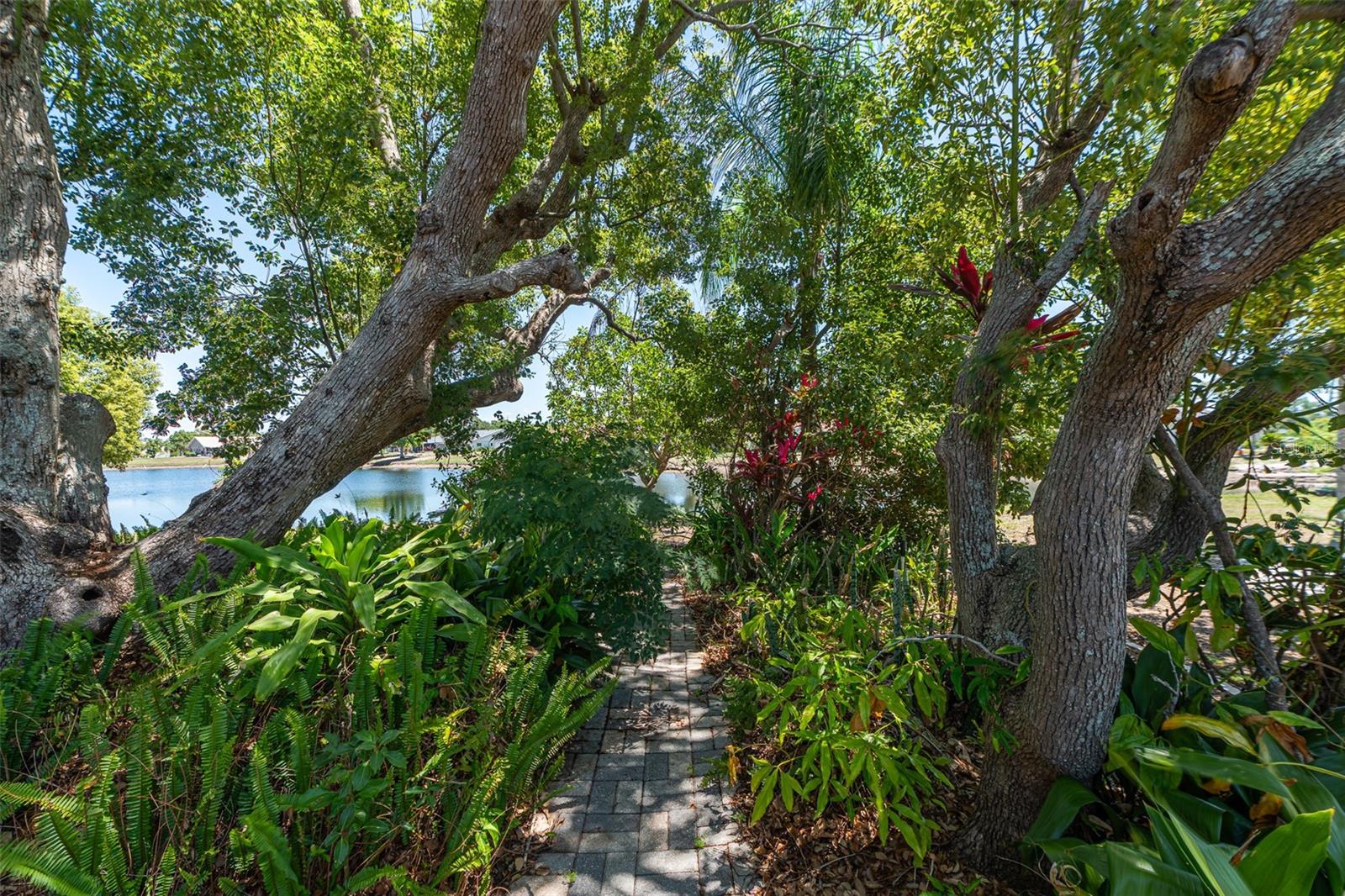 1027 BLUEWATER DR photo 4
