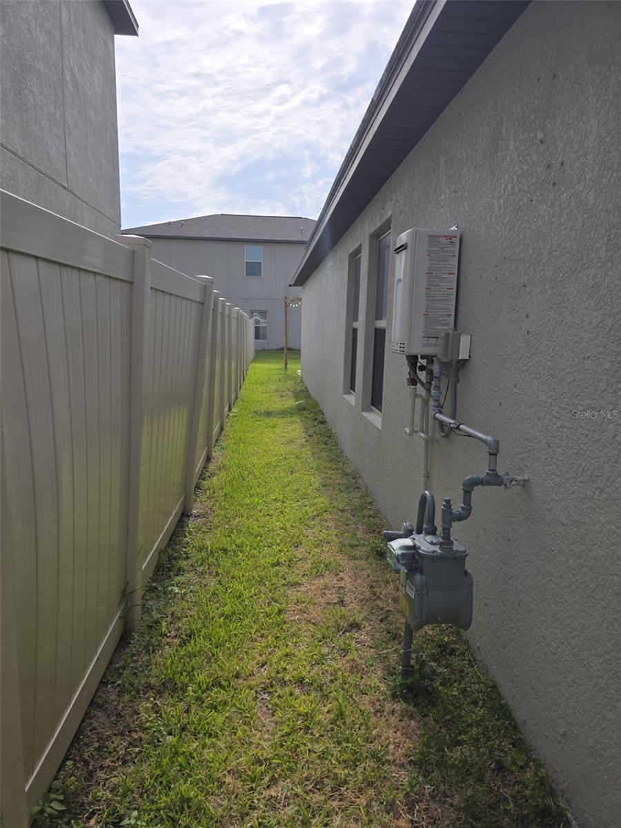 5104 DANDELION ST photo 2