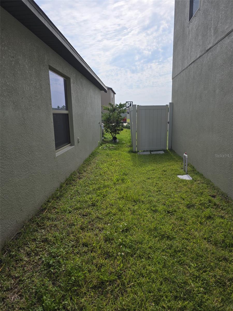 5104 DANDELION ST photo 3