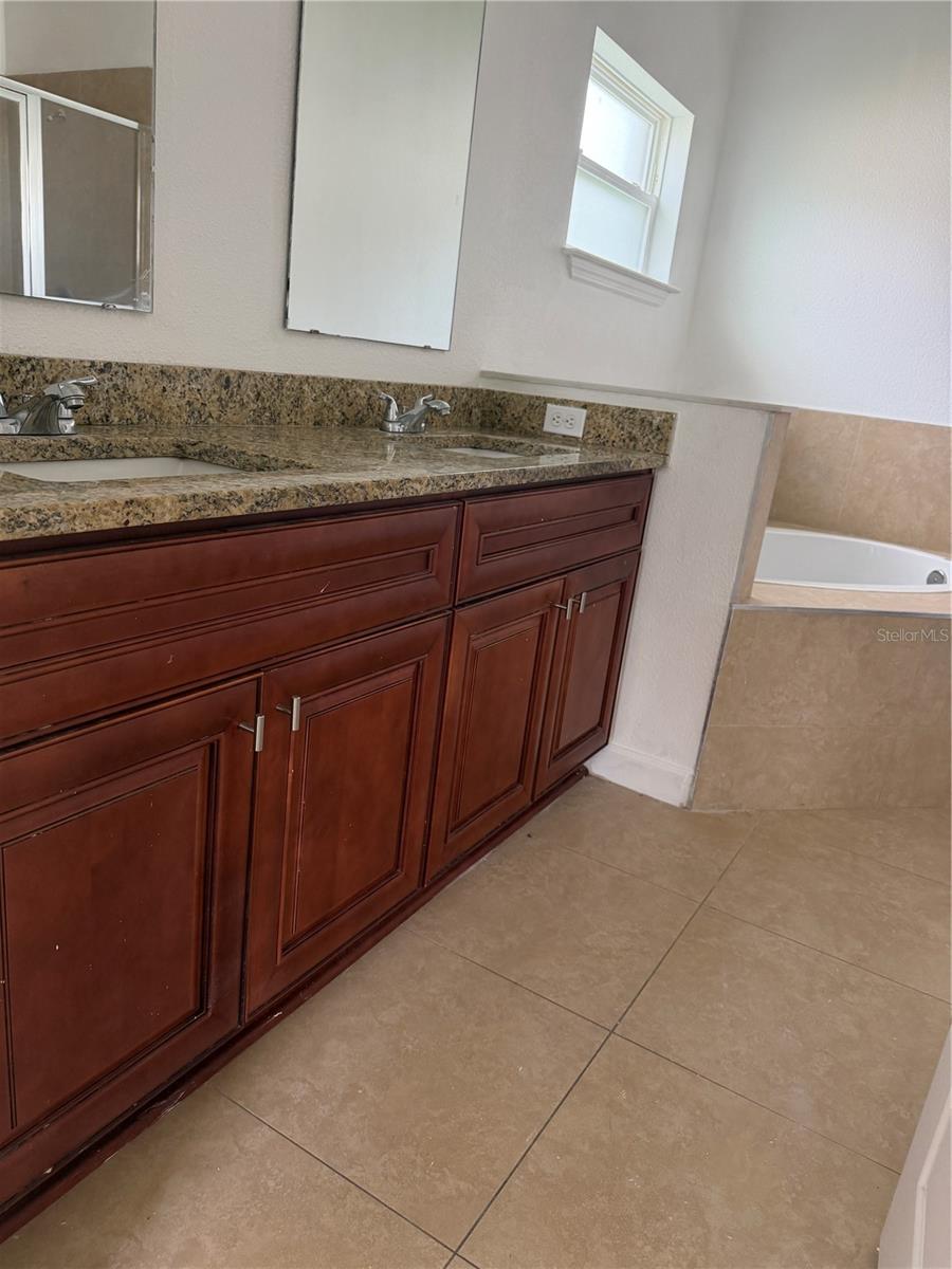 28 BOLTON CT photo 3