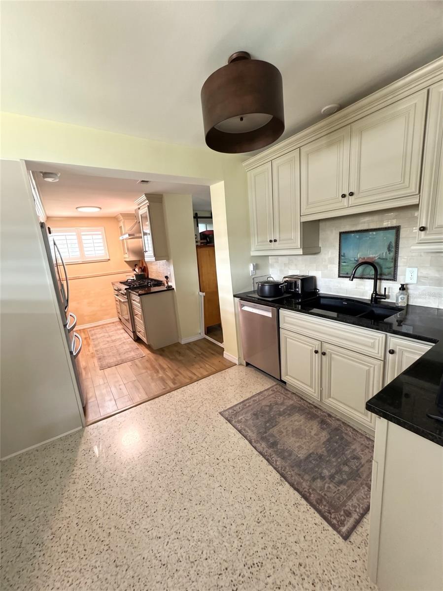 2475 TRADE WINDS DR photo 2