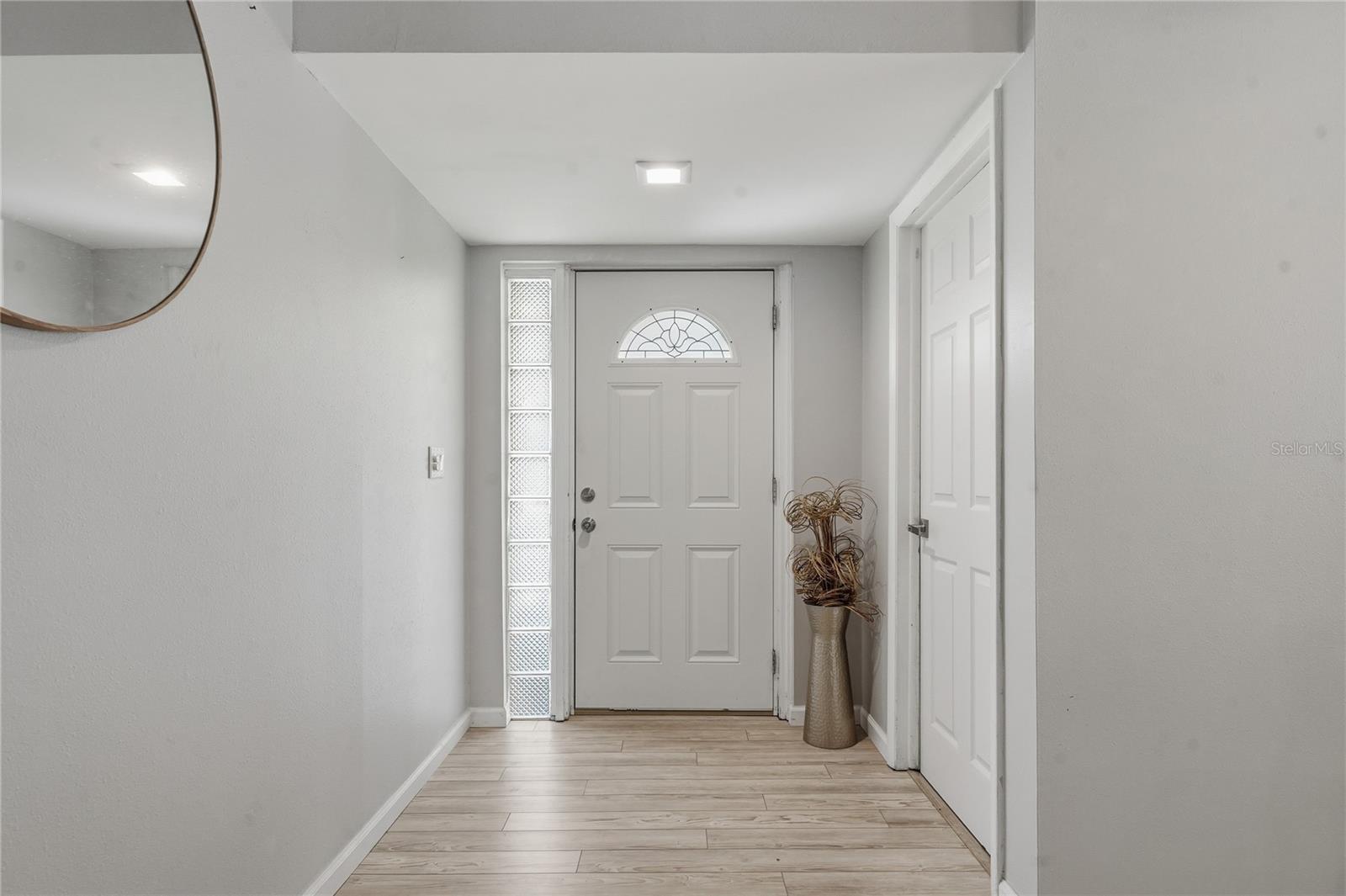 1634 DALE CIR N photo 3
