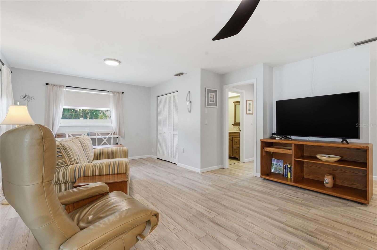 1634 DALE CIR N photo 5