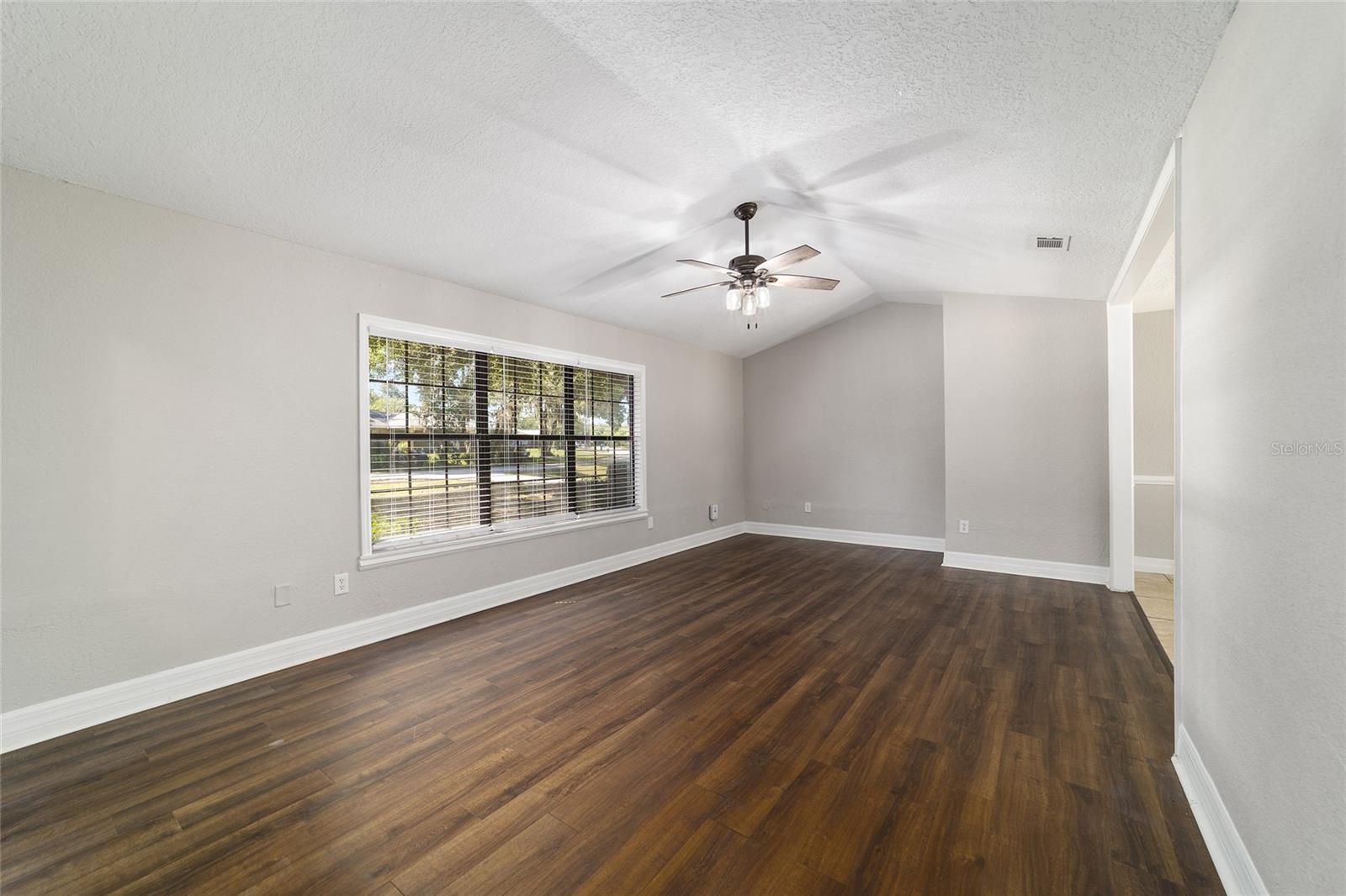 35 PINE CIR photo 4