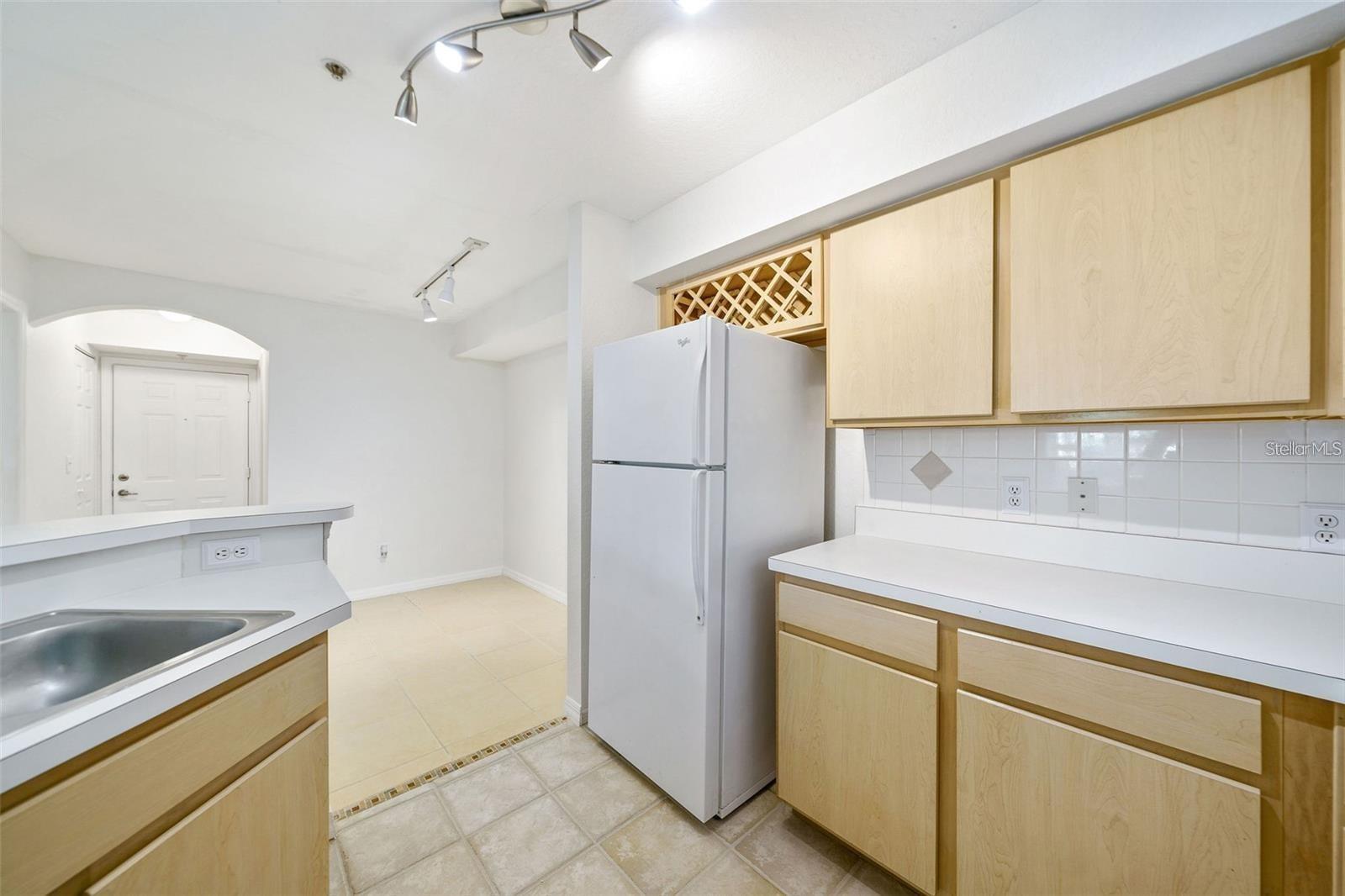 823 CAMARGO WAY #104 photo 3