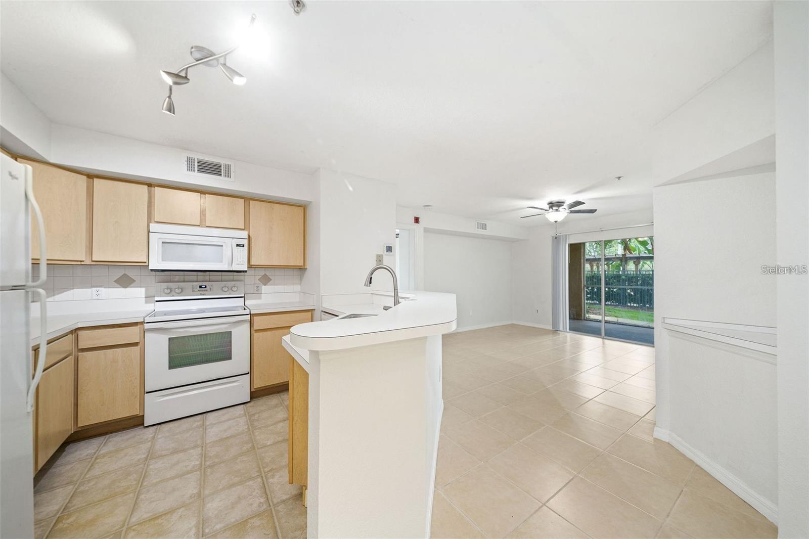 823 CAMARGO WAY #104 photo 4