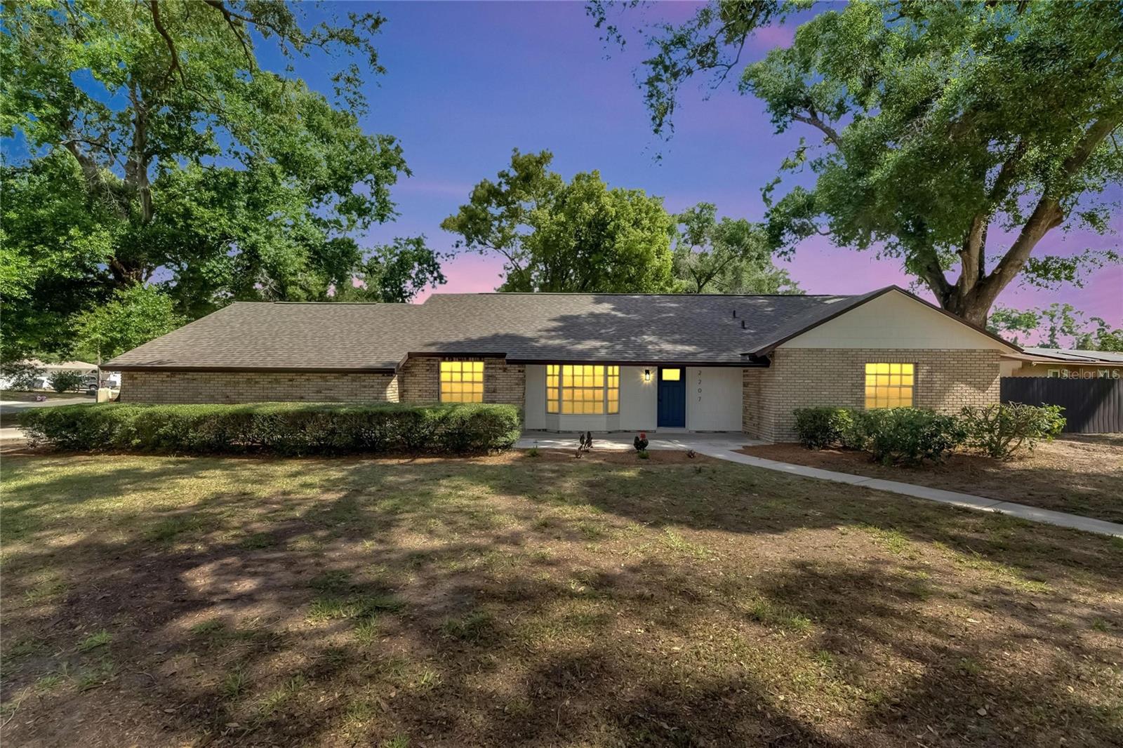 2207 PARKWOOD DR photo 2