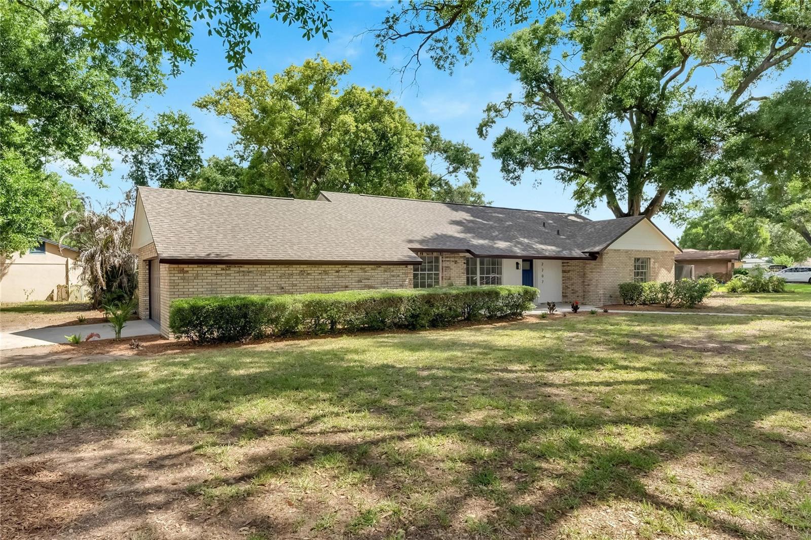 2207 PARKWOOD DR photo 3