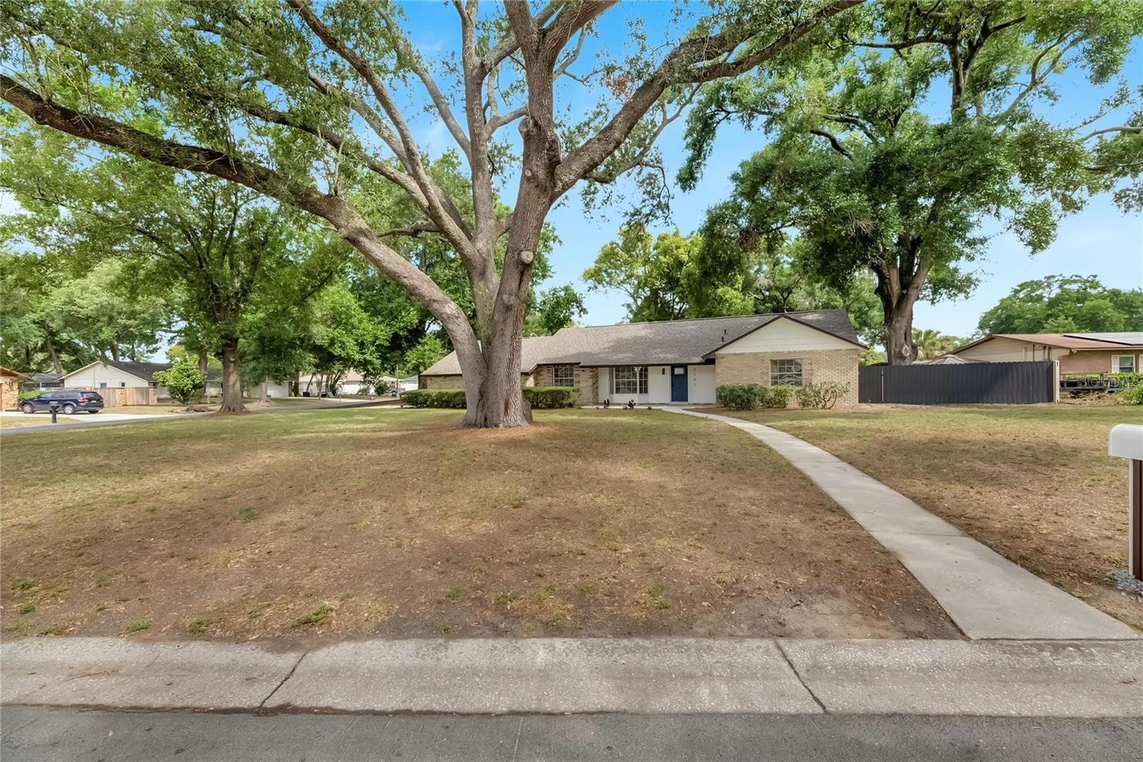 2207 PARKWOOD DR photo 4