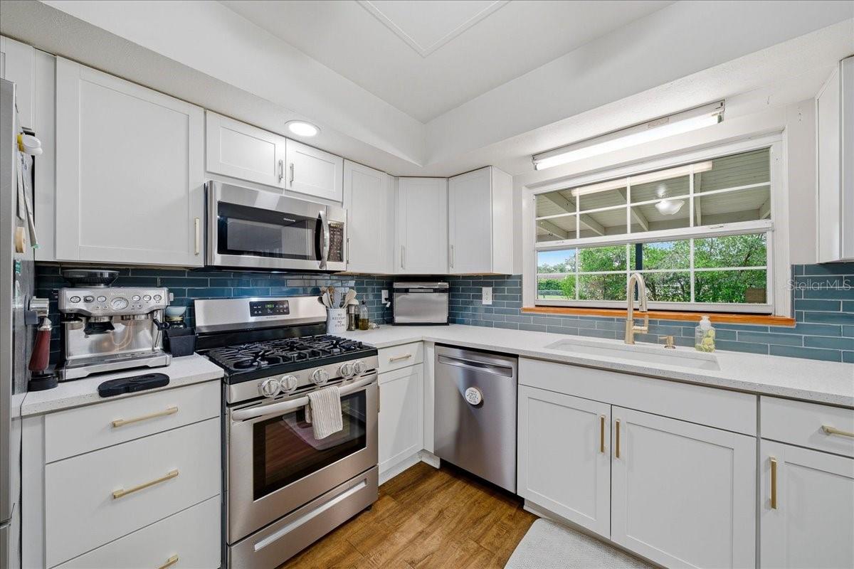1515 SE 43RD TER photo 3