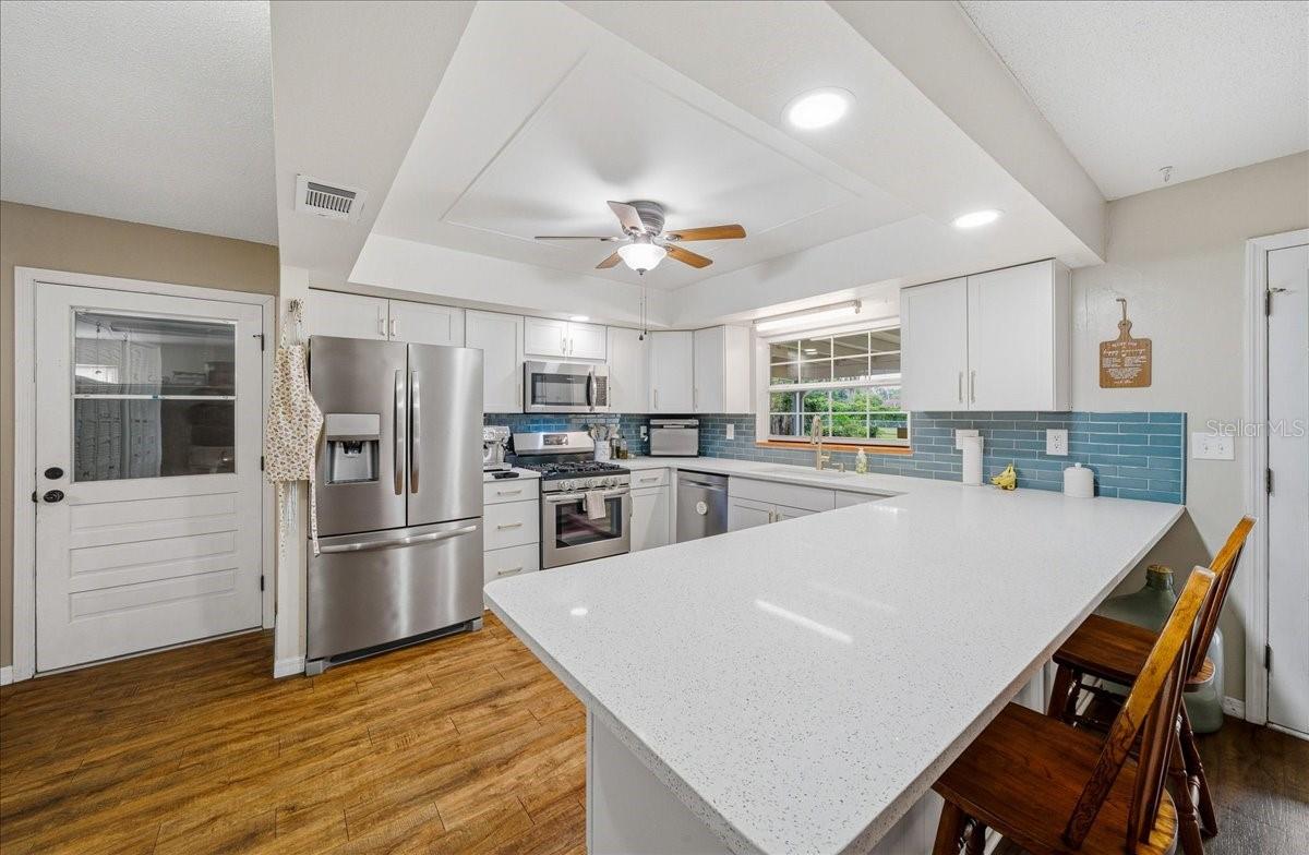 1515 SE 43RD TER photo 4