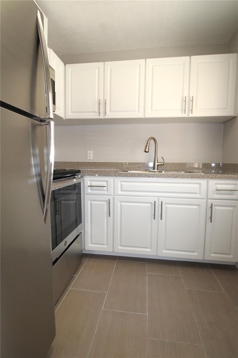 3001 BEE RIDGE RD #121 photo 3