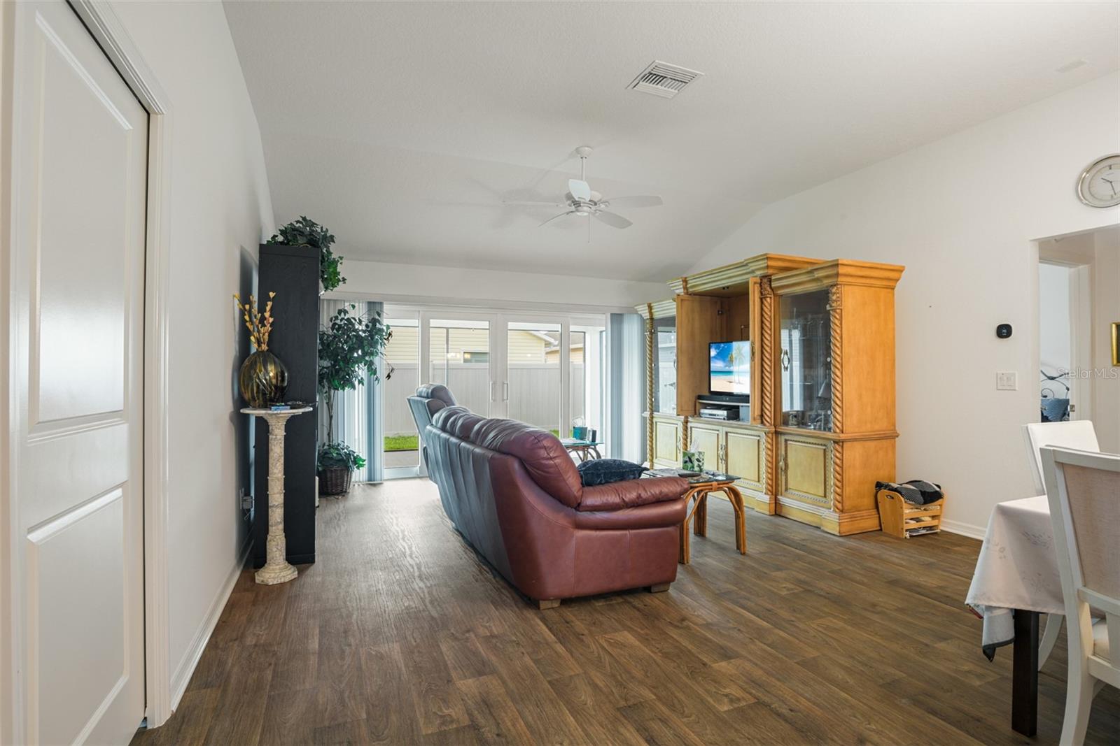 2378 YOUNGMANN LOOP photo 2