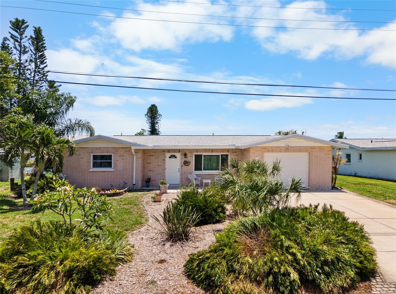 524 S NEPONSIT DR photo 2