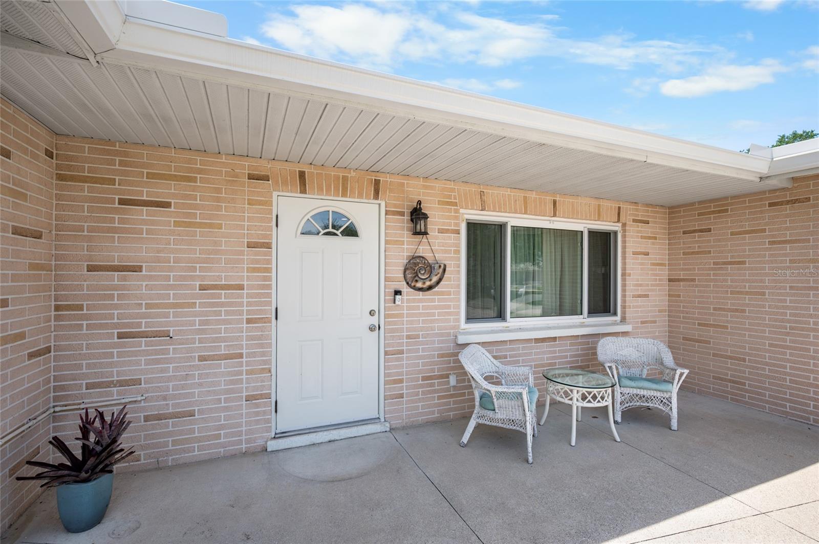 524 S NEPONSIT DR photo 3