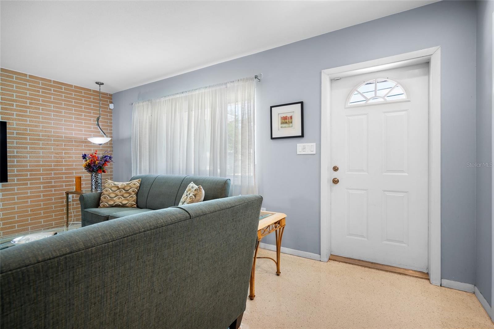 524 S NEPONSIT DR photo 5