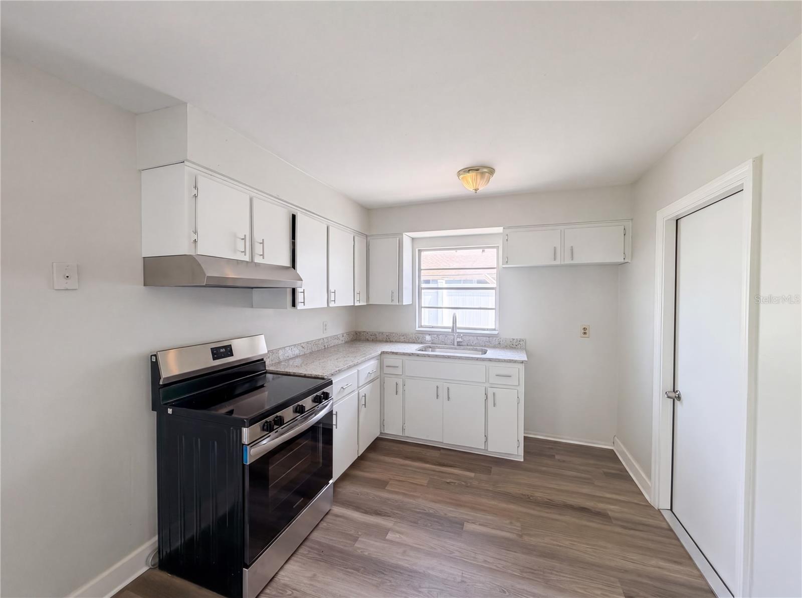 1114 N FORREST AVE photo 2