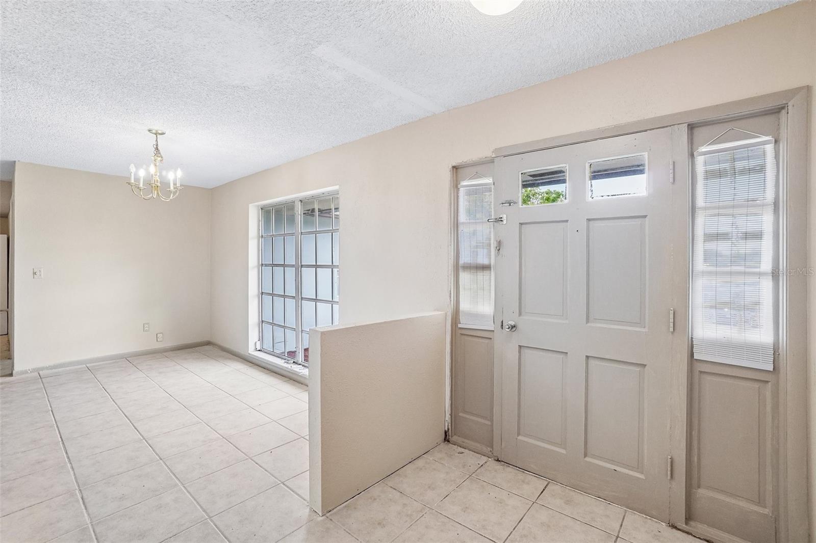 1090 EDGEHILL AVE photo 2