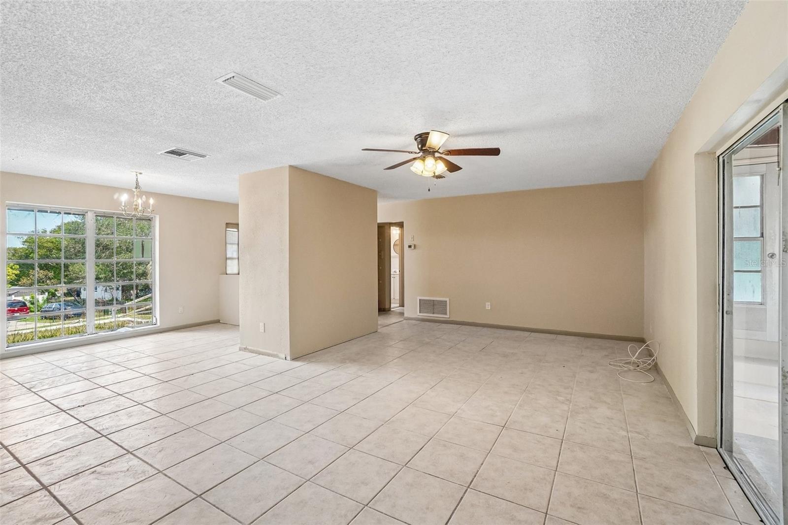 1090 EDGEHILL AVE photo 3