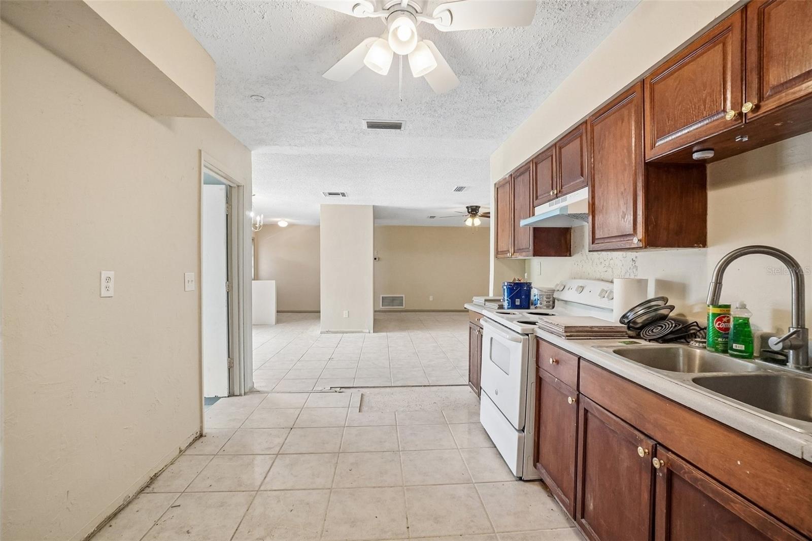 1090 EDGEHILL AVE photo 4
