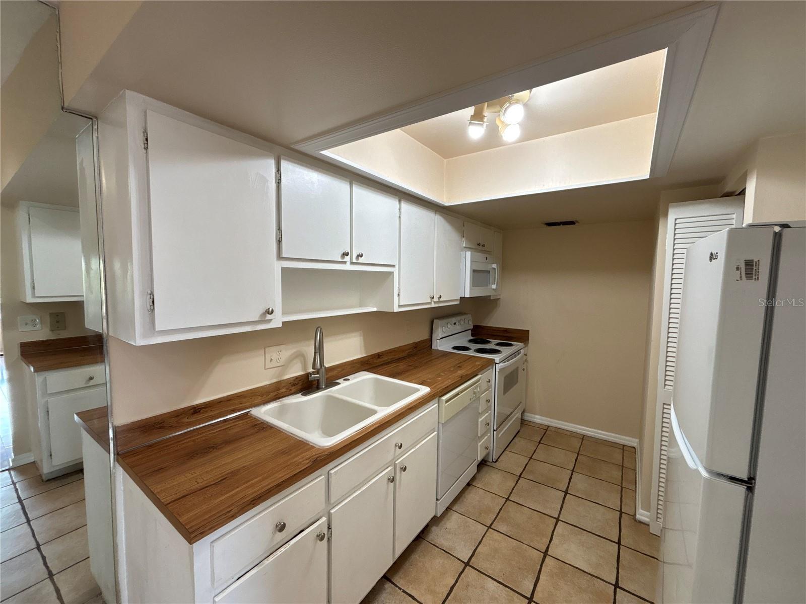 5169 VINELAND RD #B208 photo 4
