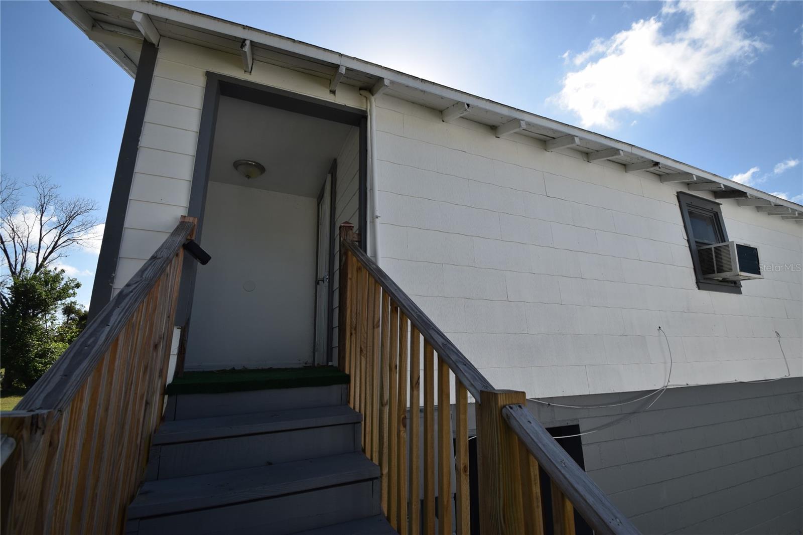 1060 E WABASH ST #1060 1/2 photo 2