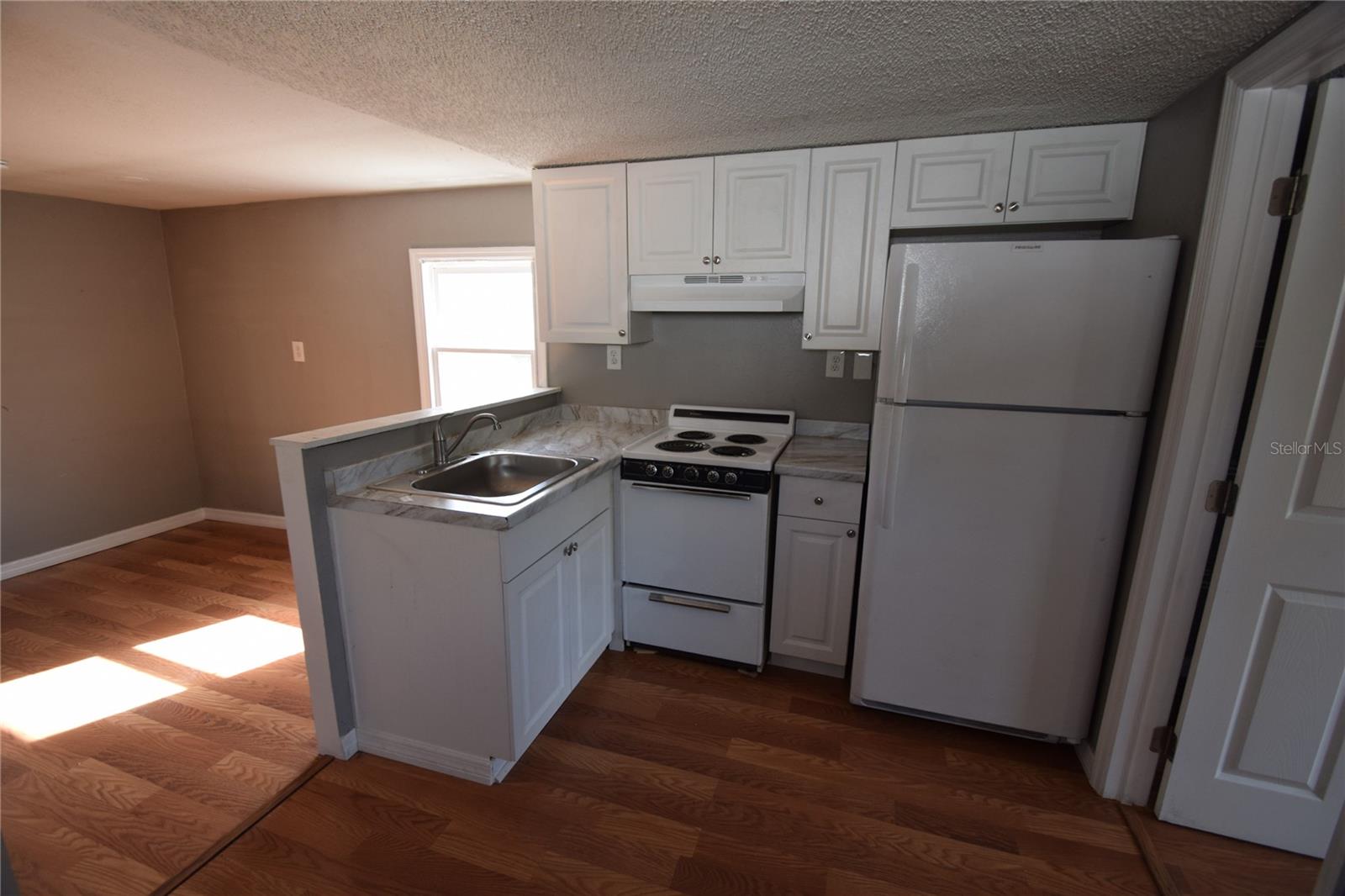 1060 E WABASH ST #1060 1/2 photo 3