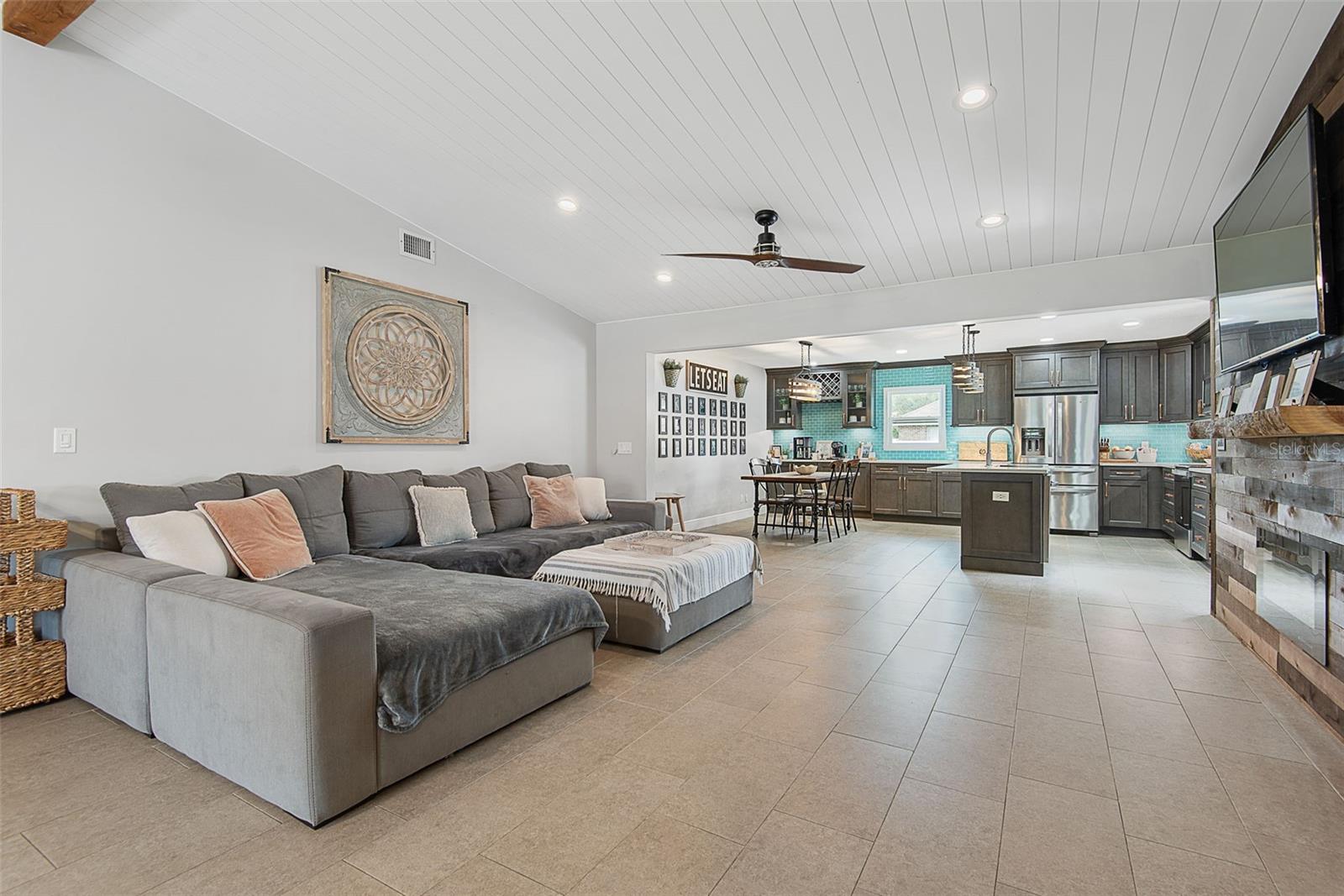 107 BURROUGHS DR photo 3