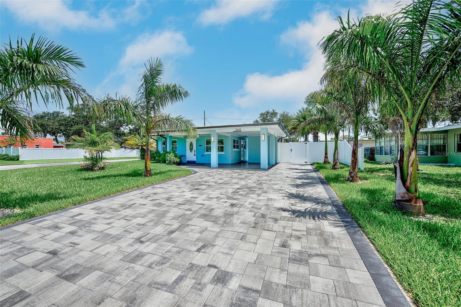 2425 BAYWOOD DR E photo 2