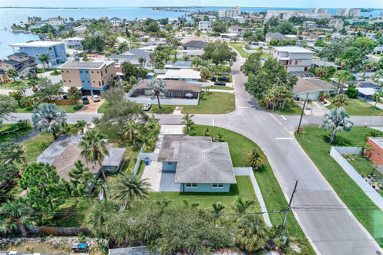 2425 BAYWOOD DR E photo 4
