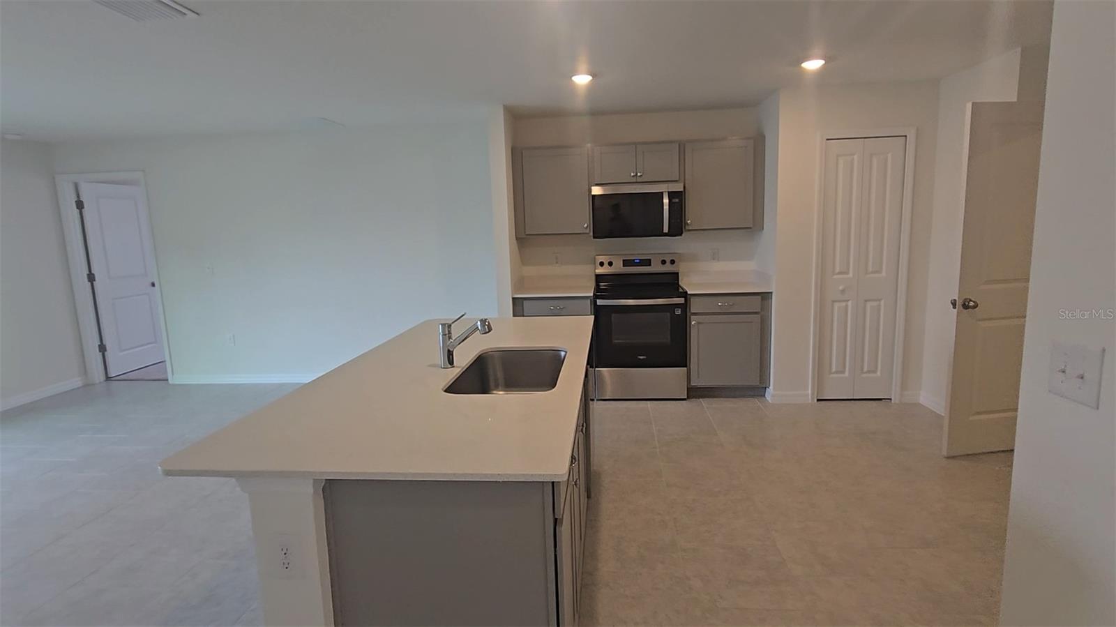 541 LAKEVIEW CT photo 2